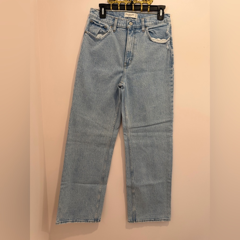Abercrombie & Fitch 90’s Relaxed High Rise, Light Wash - Size 8 - 30 inch inseam